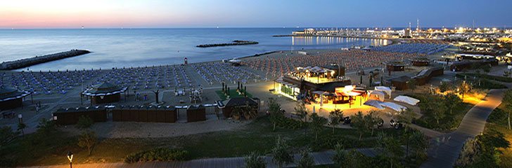 Vue panoramique de la plage à Rimini